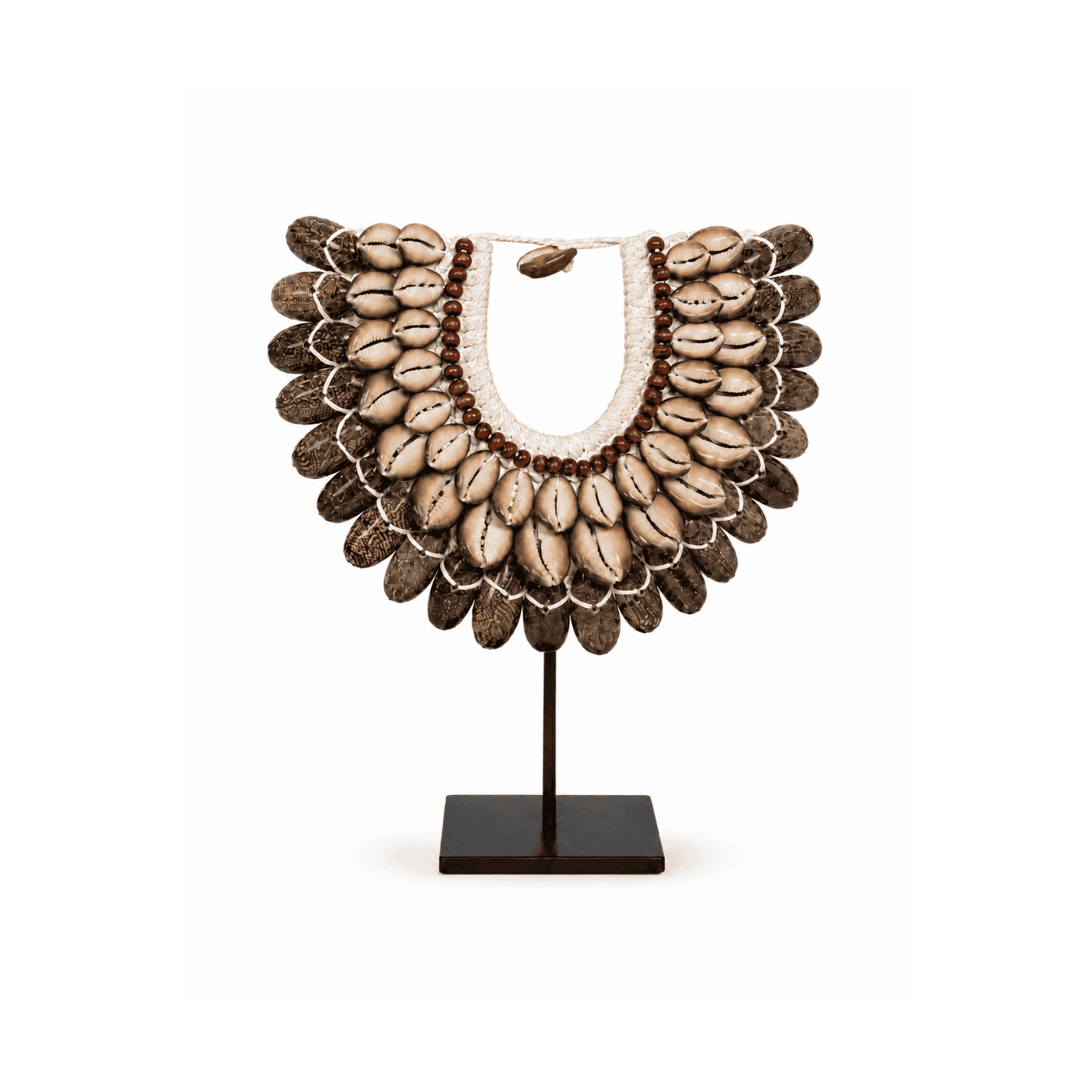 ornament met bruine schelpen en kraaltjes