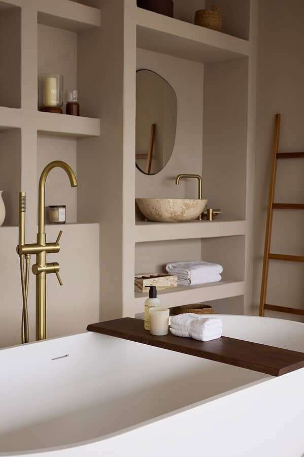 Eiken badplank in walnoot donkerbruin hout japandi beige